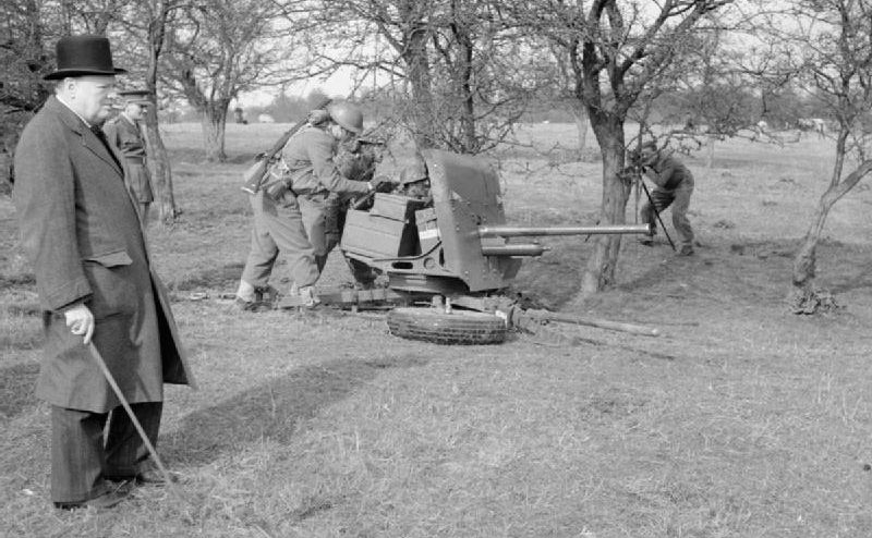Уинстон Черчилль наблюдает за тренировкой чешских войск с 2-фунтовой противотанковой пушкой недалеко от Лимингтон-Спа. 1941 г.
