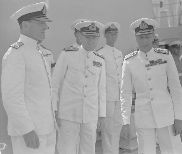 Король Георг VI с адмиралом Джоном Каннингемом и контр-адмиралом Мэнсфилдом на борту HMS «ORION» в Неаполе. 1940 г. 