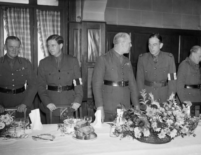 Лорд Горт на обеде с генералом Пауноллом, старшими офицерами и военными корреспондентами в отеле Moderne в Аррасе. 1939 г.