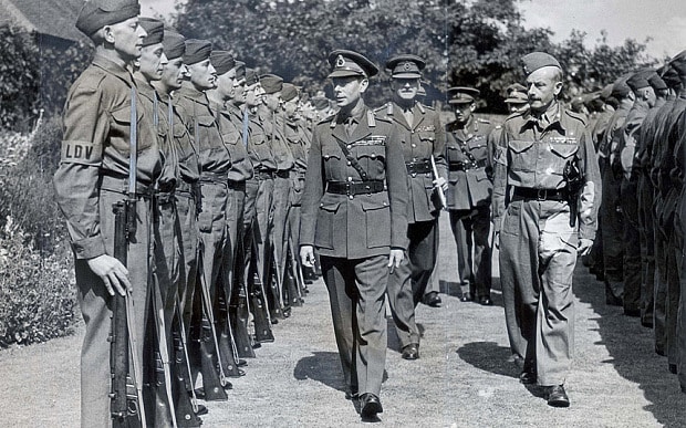 Король Георг VI инспектирует солдат ополчения столичного округа. 1940 г. 