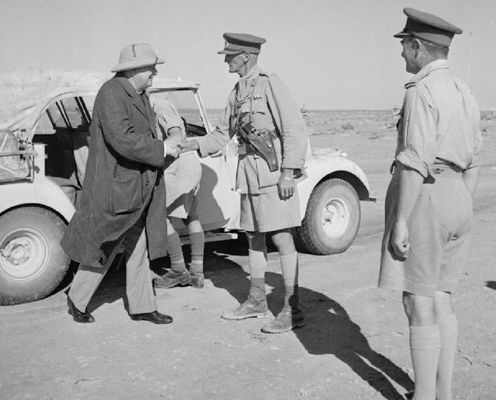 Уинстон Черчилль с генерал-лейтенантом Рамсденом, командующим 30-м корпусом, во время посещения района Эль-Аламейн. 1942 г.