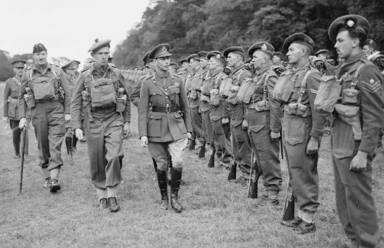Король Георг VI инспектирует солдат разведывательной группы в Горлстоне. 1940 г.