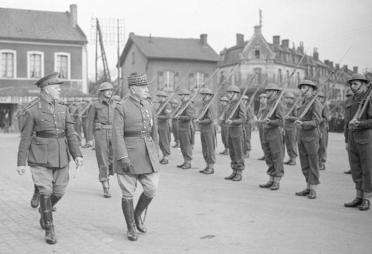 Генерал французской армии Жорж в сопровождении лорда Горта в Бетьюне. 1940 г.