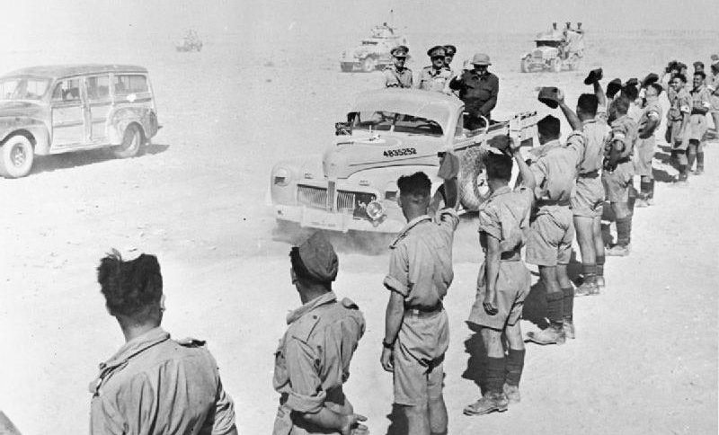 Уинстон Черчилль приветствует войска 4-го Королевского гусарского полка во время своего второго визита в Западную пустыню. 1942 г.