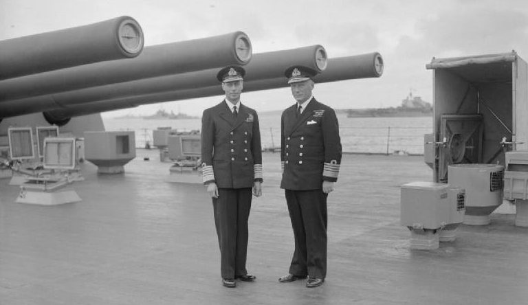 Король Георг VI с адмиралом сэром Джоном Тови, главнокомандующим флотом метрополии, на квартердеке HMS «KING GEORGE V». 1941 г.