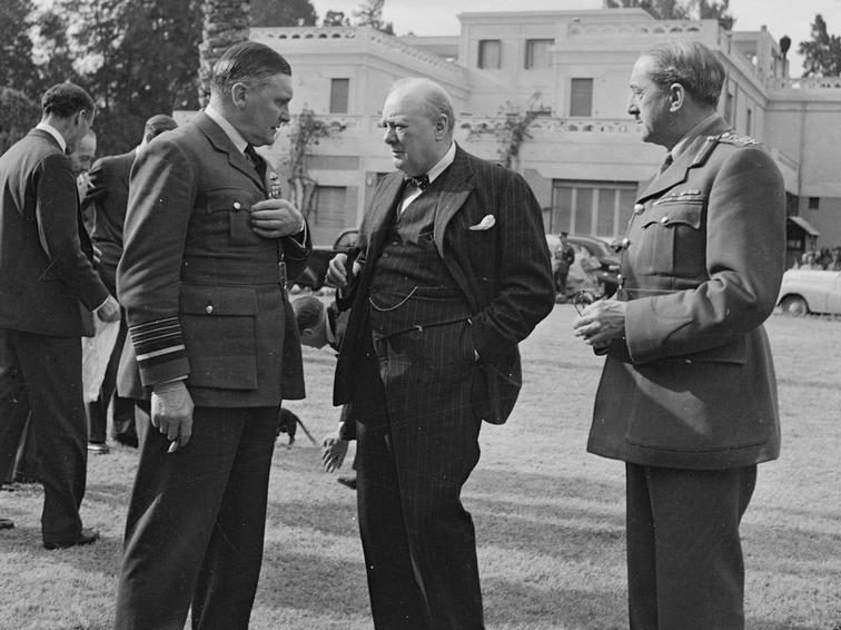 Уинстон Черчилль в Северной Африке с главным маршалом авиации сэром Шолто Дугласом и генералом сэром Аланом Бруком, начальником Имперского генерального штаба (CIGS), в саду посольства Великобритании в Каире. 1942 г.