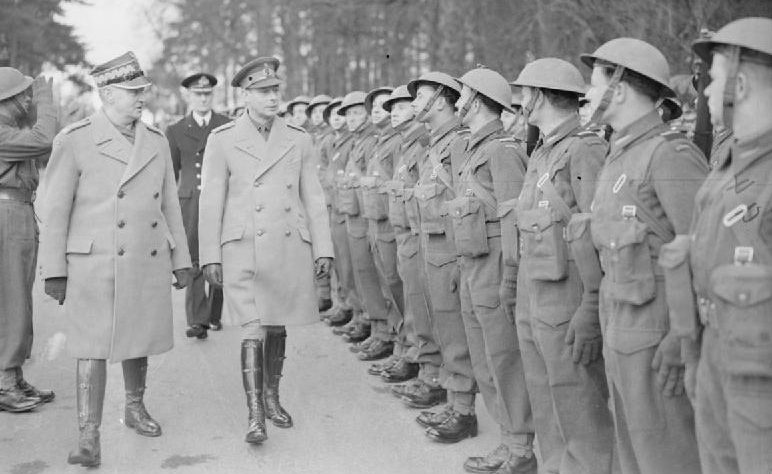 Король Георг VI и генерал Владислав Сикорский осматривают почетный караул 1-го польского корпуса в Глэмисе, Шотландия. 1941 г. 