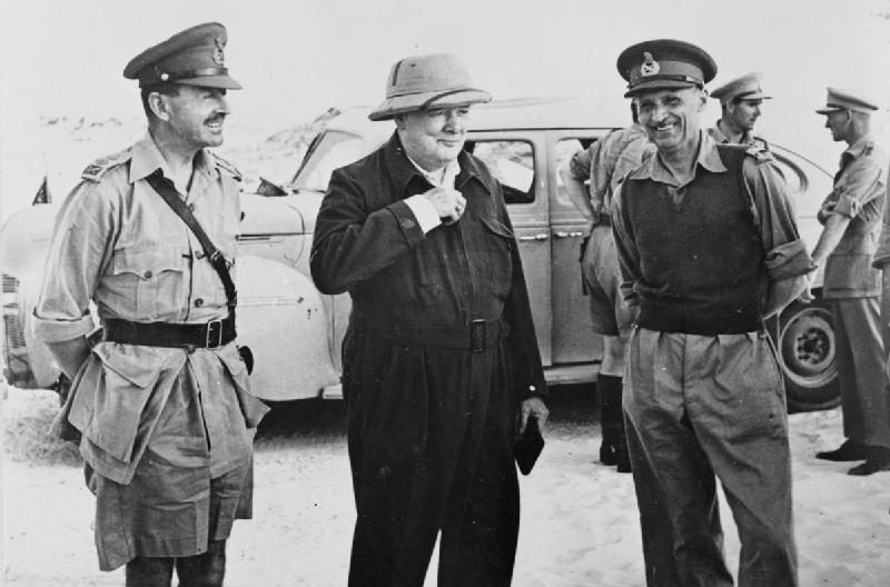 Уинстон Черчилль в Северной Африке с генералом Гарольдом Александером и генерал-лейтенантом Бернардом Монтгомери, главнокомандующим 8-й армией, во время визита в Западную пустыню. 1942 г.