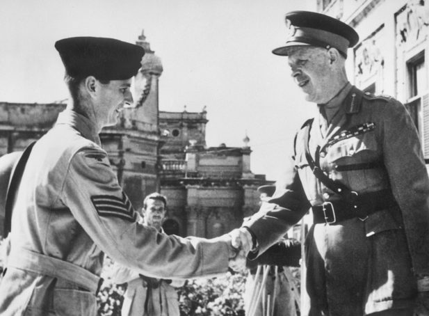 Лорд Горт награждает сержанта Джона Уильяма Ярра. Мальта, 1942 г.