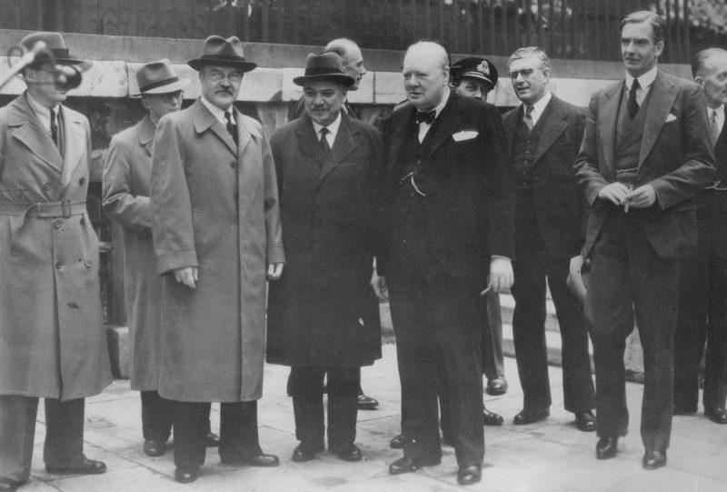 Уинстон Черчилль принимает советскую делегацию для подписания 20-летнего пакта о взаимопомощи. 1942 г.