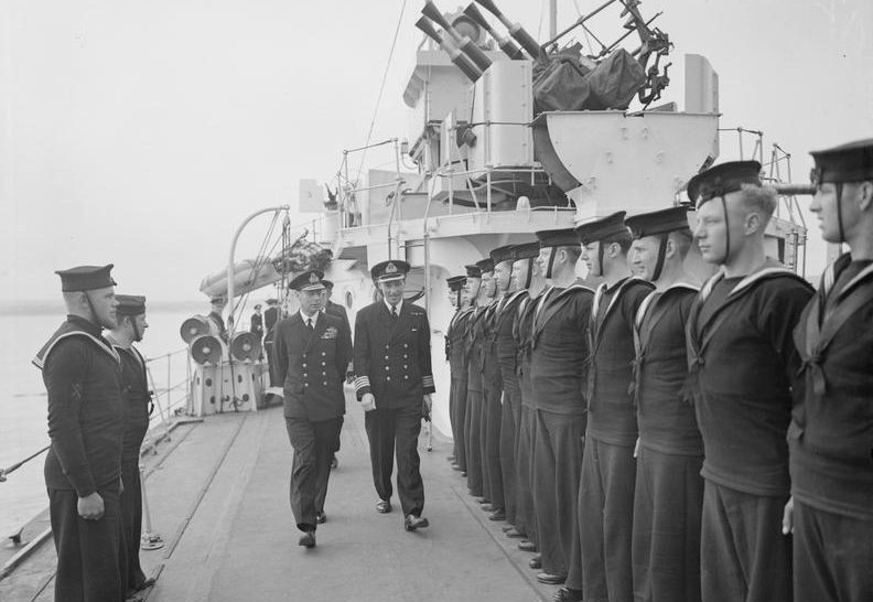 Георг VI на мостике HMS Somali в Скапа-Флоу во время визита. 1942 г. 
