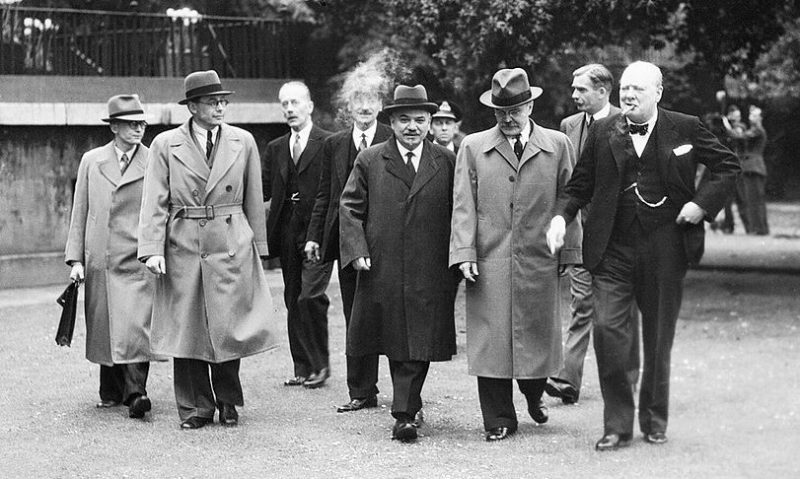 Уинстон Черчилль принимает советскую делегацию для подписания 20-летнего пакта о взаимопомощи. 1942 г.