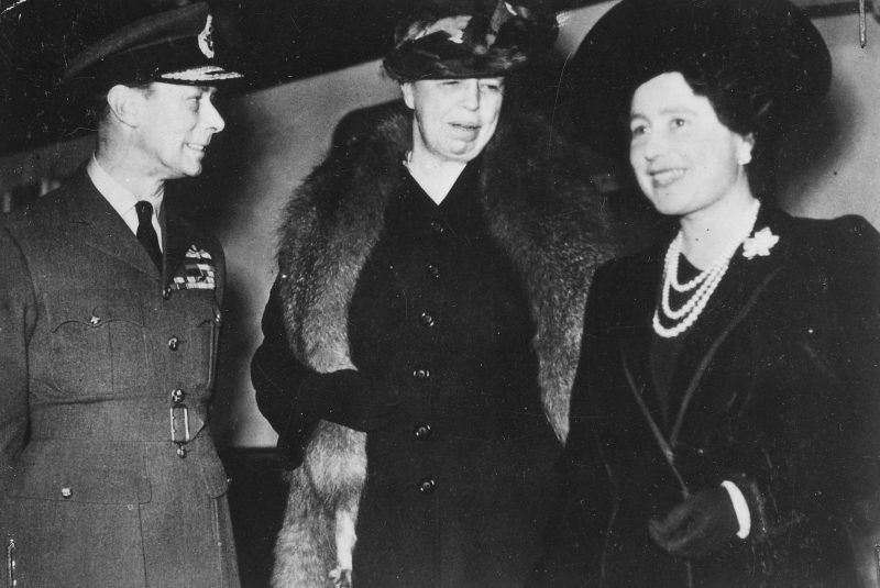 Король Георг VI, Элеонора Рузвельт и королева Елизавета в Лондоне. 1942 г.