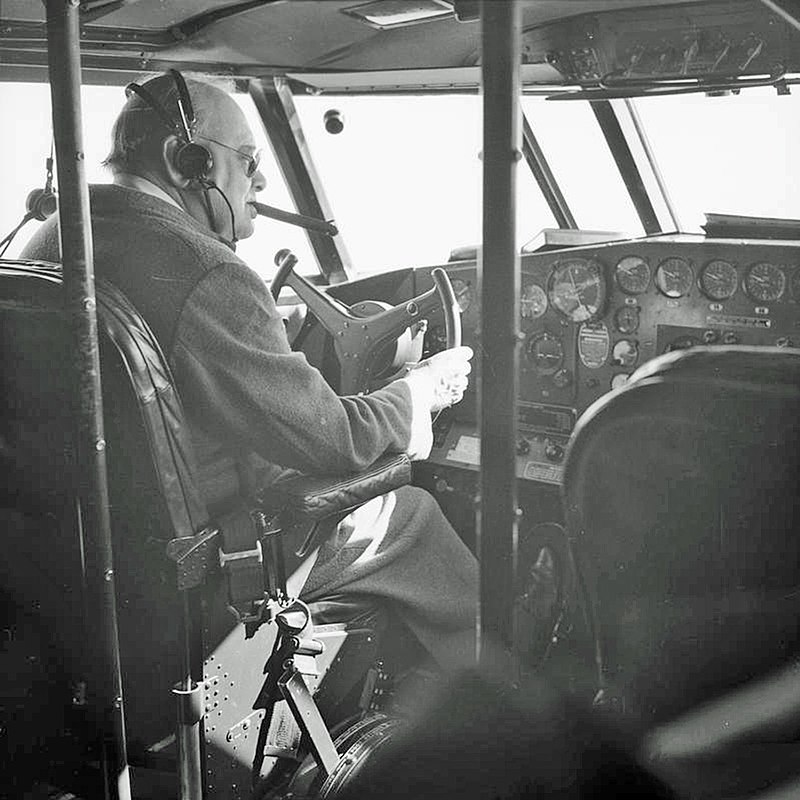 Уинстон Черчилль в кресле капитана на борту летающей лодки BOAC Boeing 314 «Бервик», следовавшей из Вирджинии на Бермудские острова. 1942 г.