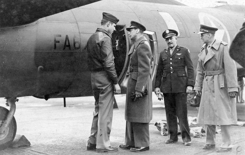 Король с американскими бомбардировщиками. 1942 г.
