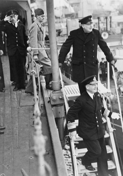 Уинстон Черчилль и сэр Стаффорд Криппс посещают флот метрополии в Скапа-Флоу. 1942 г.