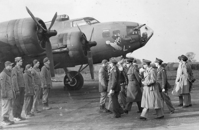 Король с американскими бомбардировщиками. 1942 г.