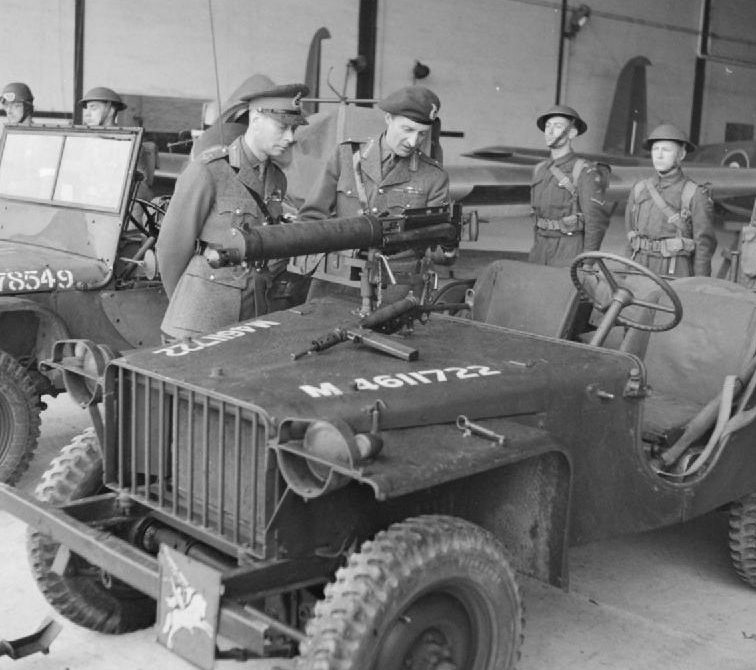 Король осматривает бортовой джип, оснащенный пулеметом «Виккерс», во время посещения воздушно-десантных войск Южного командования, 1942 г.