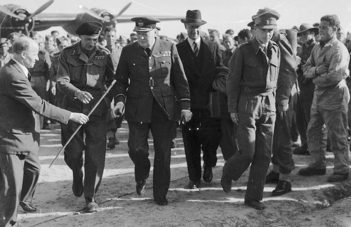 Уинстон Черчилль с генерал-лейтенантом Бернардом Монтомгери на североафриканском аэродроме. 1942 г.