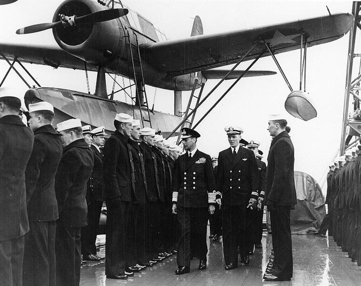 Король Георг VI осматривает экипаж авианосца «Вашингтон». 1942 г.