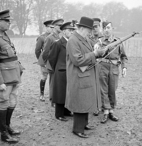 Уинстон Черчилль осматривает винтовку Lee-Enfield №4 Mk 1 во время визита в 53-ю дивизию в Кенте. 1942 г.