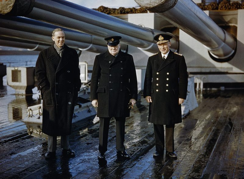 Уинстон Черчилль с лордом-хранителем печати сэром Стаффордом Криппсом и главнокомандующим флотом метрополии адмиралом сэром Джоном Тови на палубе HMS «KING GEORGE V» в Скапа-Флоу. 1942 г.