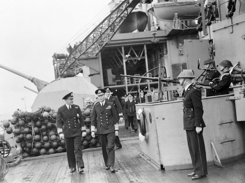 Георг VI во время инспекционной поездки на HMS MALAYA во время посещения флота метрополии в Скапа-Флоу. 1943 г.