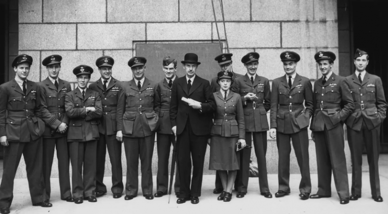 Главный маршал авиации Хью Даудинг с пилотами-истребителями участниками Битвы за Британию. 1940 г.