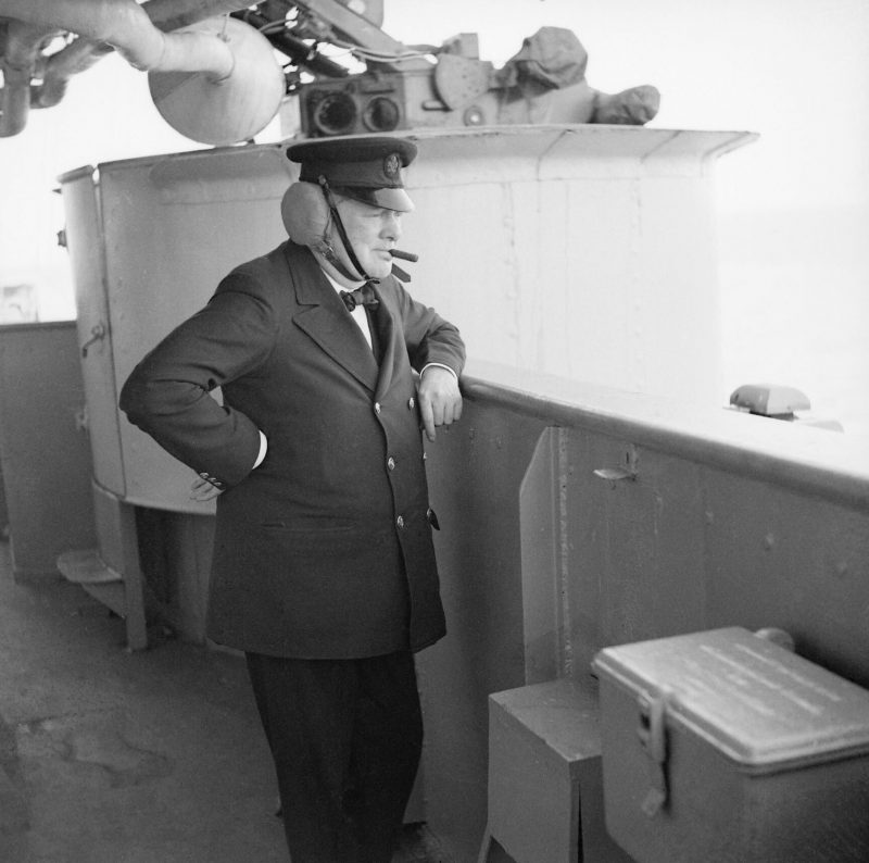 Черчилль в кожаных наушниках наблюдает за стрельбой на борту HMS RENOWN, возвращаясь из Канады. 1943 г.