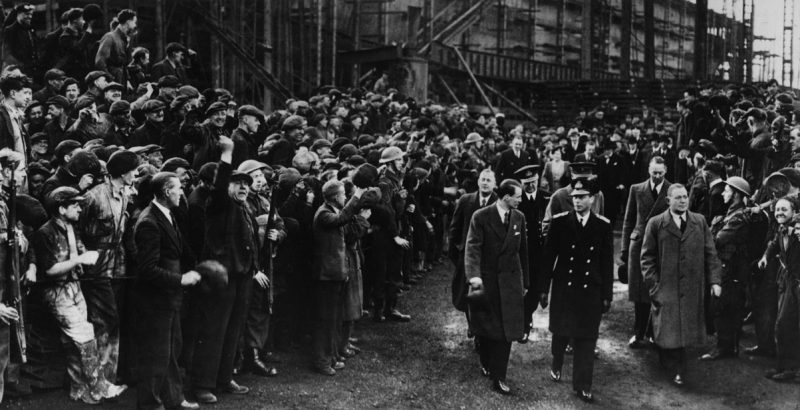 Георг VI на верфи «John Readhead & Sons Ltd», Саут-Шилдс, в окружении солдат и рабочих. 1943 г.