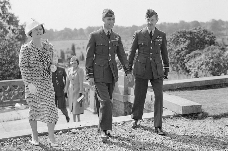 Королева Елизавета и король Георг VI с Даудингом. 1940 г.