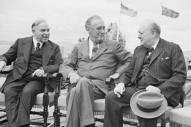 Премьер-министр Канады Маккензи Кинг, президент США Франклин Д. Рузвельт и премьер-министр Великобритании Уинстон Черчилль во время конференции в Квебеке. 1943 г.