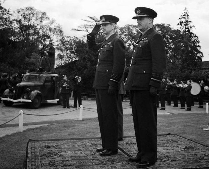 Главный маршал авиации лорд Даудинг с маршалом авиации Траффордом Ли Мэллори на параде, посвященном третьей годовщине битвы за Британию. Бентли Прайори, Миддлсекс, 1943 г. 