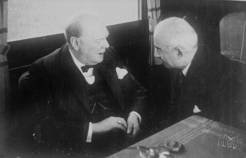 Премьер-министр Великобритании Уинстон Черчилль и президент Турции Исмет Инону во время двухдневной конференции в поезде в Адане, недалеко от турецко-сирийской границы. 1943 г.