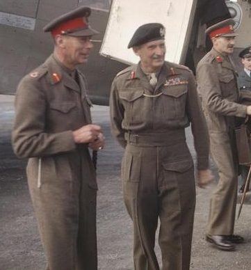 Георг VI (слева) с фельдмаршалом Бернардом Монтгомери в Нидерландах.1944 г.
