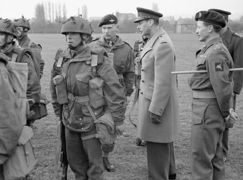 Георг VI инспектирует парашютистов 6-й воздушно-десантной дивизии. 1944 г.