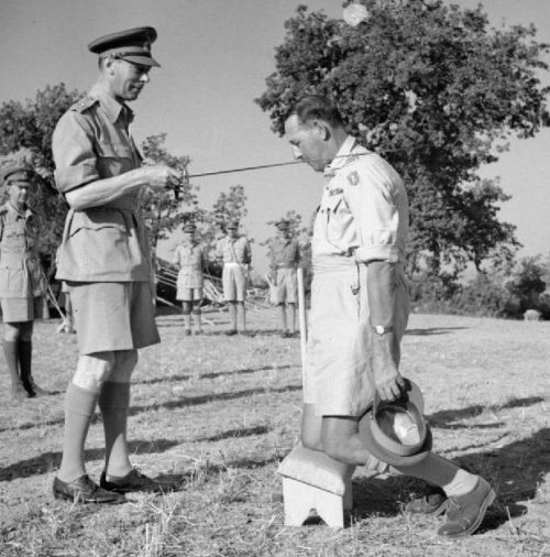 Король Георг VI посвящает в рыцари генерала Оливера Лиз. 1944 г.