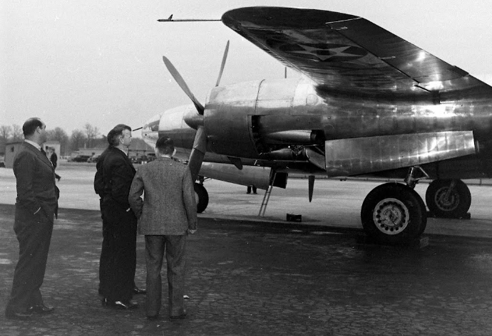 Лорд Даудинг на авиационном заводе. 1949 г. 