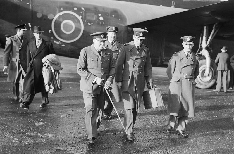 Уинстон Черчилль и маршал авиации Чарльз Портал покидает Consolidated Liberator «Commando» 24-й эскадрильи RAF в Лайнхэме, Уилтшир. 1943 г.