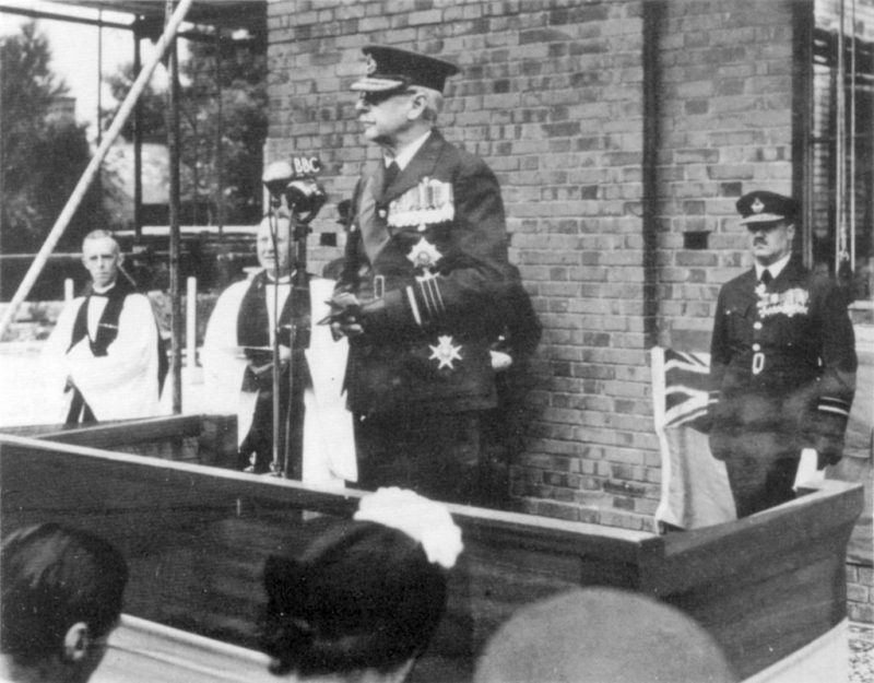 Главный маршал авиации лорд Даудинг закладывает камень в фундамент мемориальной часовни Битвы за Британию в Биггин-Хилл. 1951 г.
