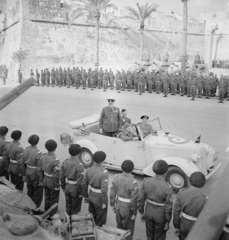 Премьер-министр Уинстон Черчилль и генерал Б. Монтгомери у Королевского танкового полка во время своего визита в Триполи. В машине с ним. 1943 г.