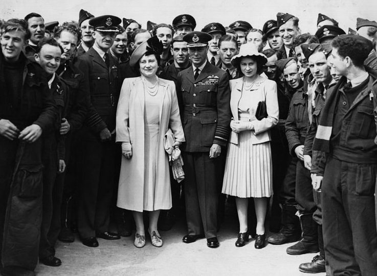 Король Георг VI, Елизавета, королева-мать и принцесса Елизавета на аэродроме бомбардировочного командования Королевских ВВС. 1944 г.