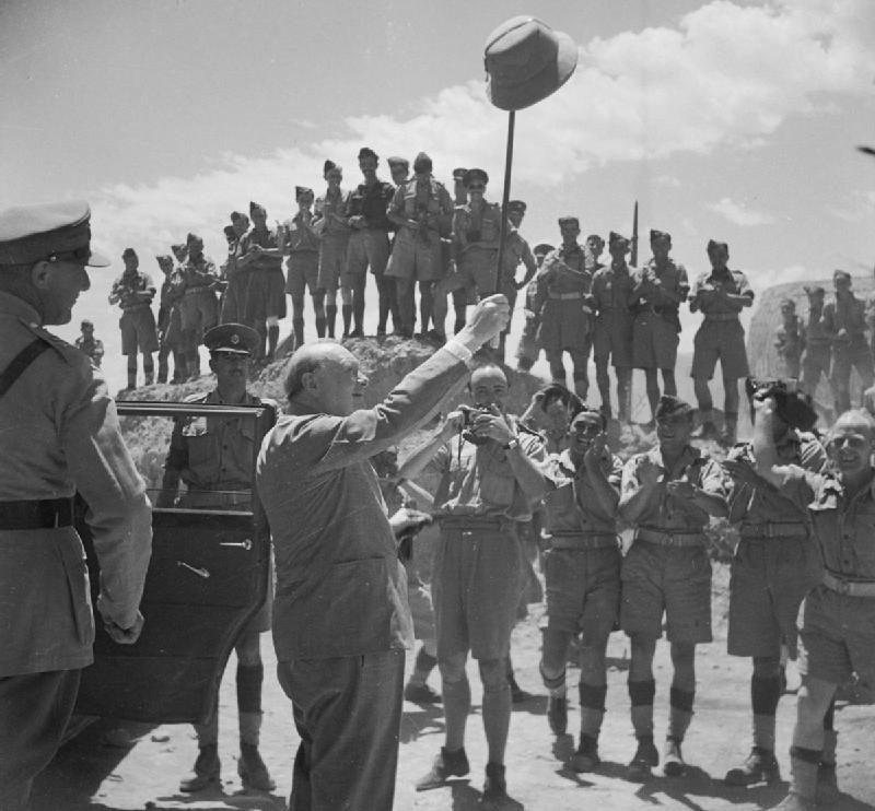 Черчилль приветствует союзные войска в амфитеатре Карфагена во время визита к войскам под Тунисом. 1943 г. 