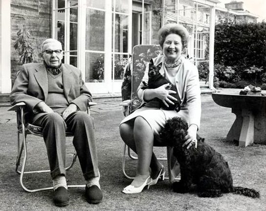 Лорд и леди Мюриэль Даудинг у себя дома недалеко от Танбридж-Уэллс. 1967 г. 