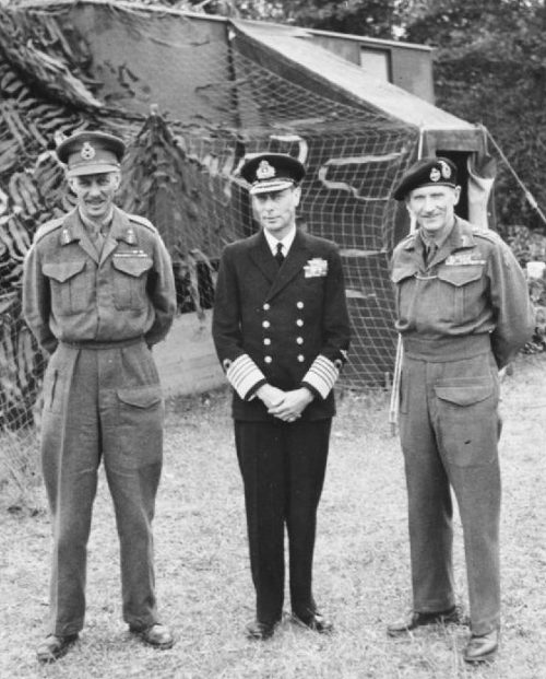 Король с генерал-лейтенантом Демпси и генералом Монтгомери. 1944 г.
