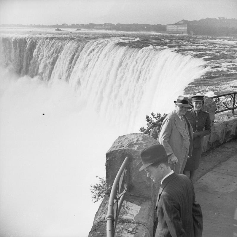 Уинстон Черчилль и его дочь Мэри у водопада Подкова, части Ниагарского водопада в Канаде. 1943 г.