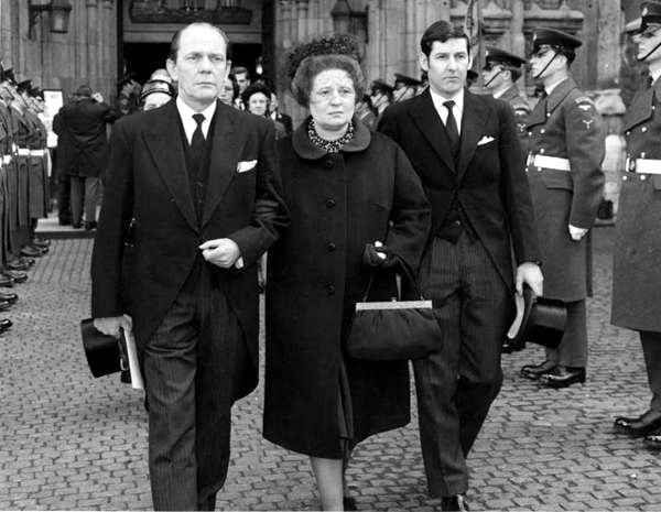 Барон Дерек Даудинг и леди Даудинг со своим сыном Дэвидом Уайтингом на похоронах лорда Даунинга. 1970 г. 