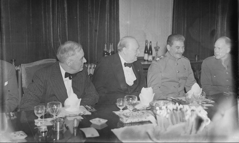 Уинстон Черчилль, Франклин Д. Рузвельт и Иосиф Сталин на званом обеде в Викторианской гостиной британской миссии в Тегеране в Иране. 1943 г.