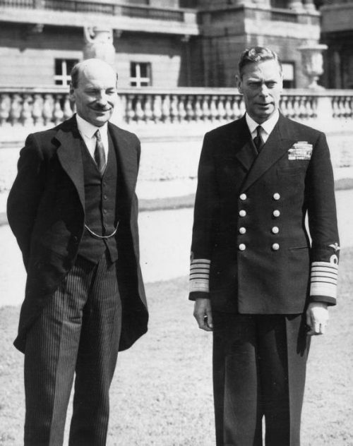 Король Георг VI и премьер-министр Великобритании Клемент Эттли в Букингемском дворце. 1945 г.