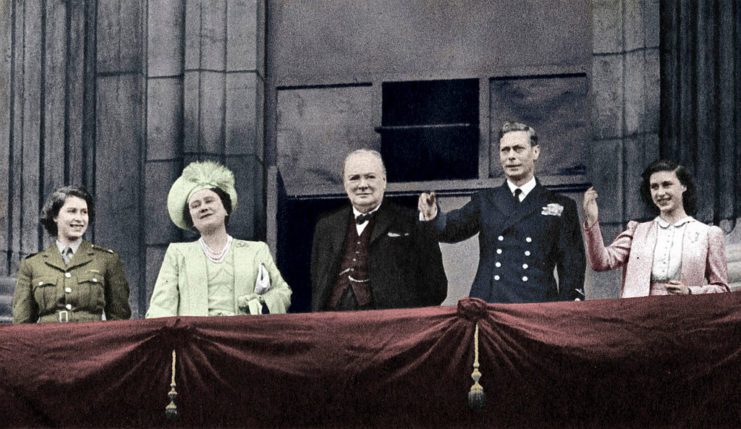 Король Георг VI, его семья и Уинстон Черчилль в День Победы.1945 г.